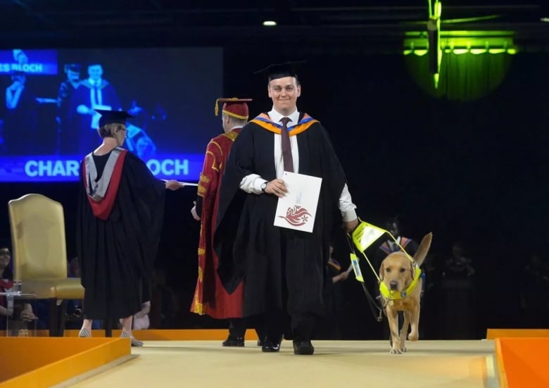 Illustration de l'article : Quand son chien guide prend sa retraite, cet étudiant malvoyant organise une fête en son honneur et se livre sur son importance dans sa vie