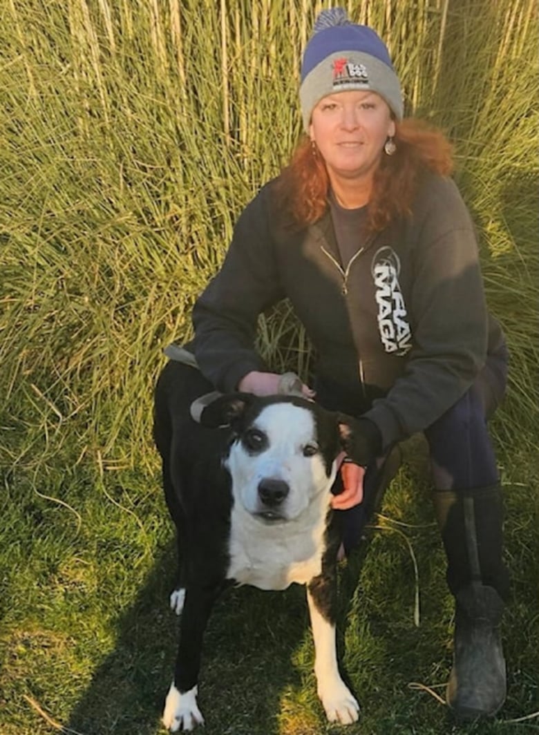 Illustration de l'article : Un nouveau départ pour un chien découvert par un passant, attaché à un poteau, avec une lettre et de l’argent