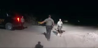 Illustration de l'article : Un garçon de 5 ans perdu dans le désert retrouvé sain et sauf grâce à son chien resté à ses côtés et au Saint-Hubert de la police (vidéo)