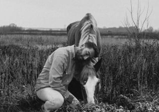 Illustration de l'article : 90 % des propriétaires considèrent que dire adieu à un animal mérite autant de respect et de rituels qu’un deuil humain