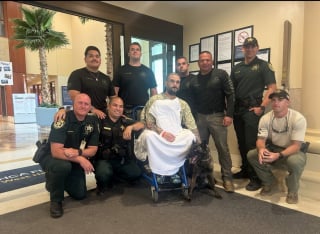Illustration de l'article : Un chien policier rend visite à son maître hospitalisé et l'encourage à marcher à nouveau lors d'émouvantes retrouvailles