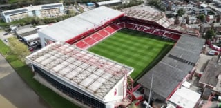 Illustration de l'article : Une maman et ses petits ayant élu domicile dans un stade de foot parmi les supporters bénéficient d’un sauvetage en urgence 