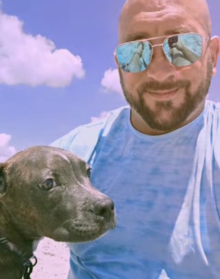 Illustration de l'article : Abandonné au milieu des bois, un chiot émacié croise la route d'un homme au grand cœur et devient pour lui une source d'inspiration (vidéo)