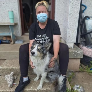 Illustration de l'article : Une chienne agit en héroïne en réveillant sa maîtresse à temps pour lui sauver la vie lors d’un incendie
