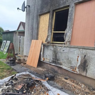 Illustration de l'article : Une chienne agit en héroïne en réveillant sa maîtresse à temps pour lui sauver la vie lors d’un incendie