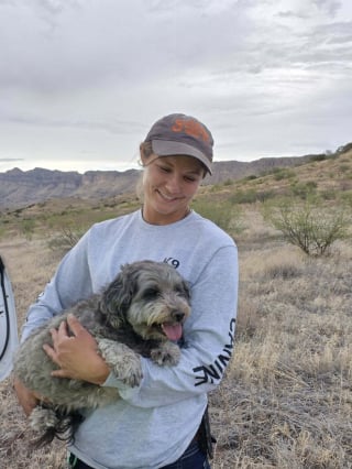 Illustration de l'article : Un petit chien reste près de son humain décédé dans un lieu isolé, son dévouement émeut les secours