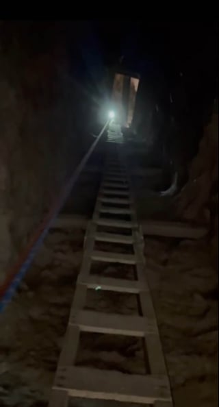Illustration de l'article : Coincée au fond d’une mine abandonnée, une chienne de 9 ans est sauvée grâce au sang-froid de sa maîtresse et des secours