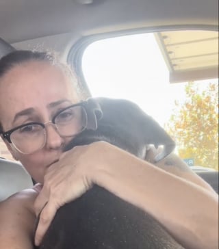 Illustration de l'article : Sur le point d’être euthanasiée, cette chienne enlace sa sauveuse pendant une heure lorsqu’elle réalise qu’elle est enfin adoptée (vidéo)