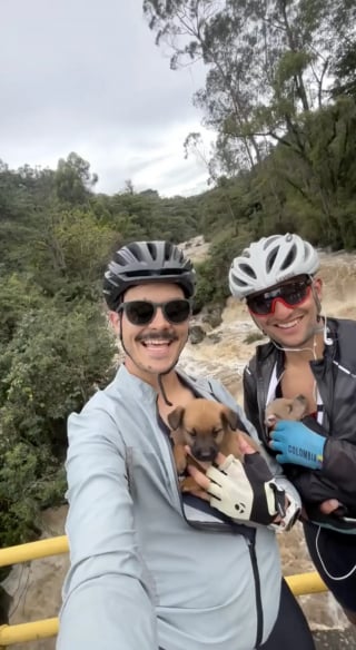 Illustration de l'article : 2 cyclistes changent d’itinéraire en plein entraînement et tombent sur 2 chiots abandonnés qu’ils décident d’adopter (vidéo)