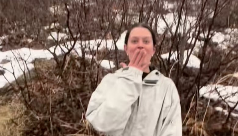 Illustration de l'article : Cette jeune femme confie la plus importante des missions à sa chienne afin d’annoncer une grande nouvelle à ses amies (vidéo)