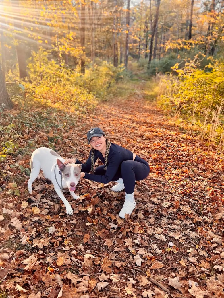 Illustration de l'article : Une femme affronte un ours avec une simple gourde en métal pour sauver sa chienne en danger