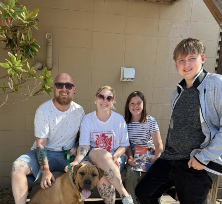 Illustration de l'article : Devenu « Indésirable », ce chien abandonné est trouvé dans la rue par les membres d’un refuge choqués par sa situation