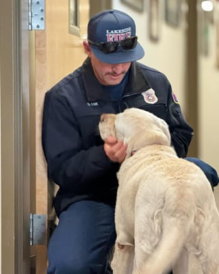 Illustration de l'article : En découvrant son nouveau lieu de travail auprès des pompiers, cette adorable chienne de thérapie ne peut retenir son excitation (vidéo)