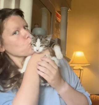 Illustration de l'article : Les conseils d’inconnus sur TikTok lui permettent de sauver un chaton et de le ramener chez elle (vidéo)