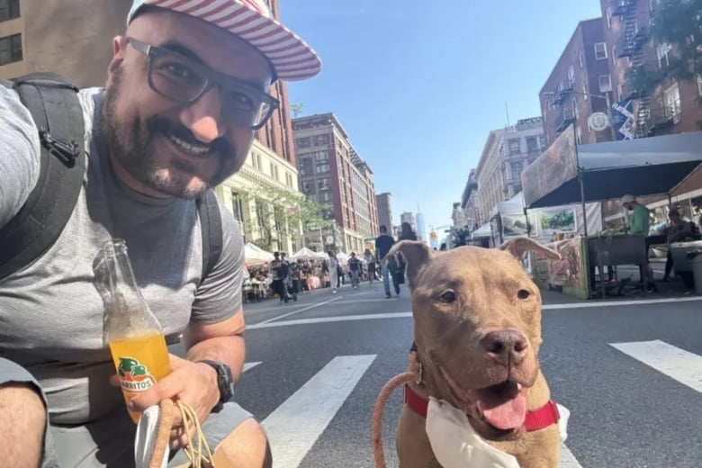 Illustration de l'article : Une chienne abandonnée atteinte d’une maladie incurable retrouve le bonheur grâce à son bienfaiteur