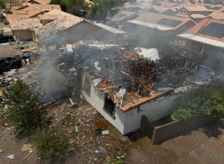 Illustration de l'article : Un chat disparu après l’explosion d’une maison refait miraculeusement surface dans les décombres 