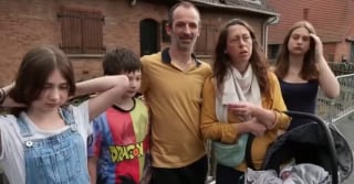 Illustration de l'article : Un boxer aboie sans relâche pour sauver ses voisins, dont 4 enfants, d'un incendie en pleine nuit