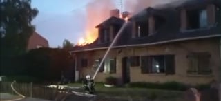 Illustration de l'article : Un boxer aboie sans relâche pour sauver ses voisins, dont 4 enfants, d'un incendie en pleine nuit