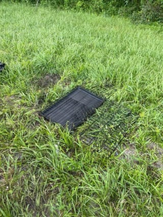 Illustration de l'article : Incompréhension totale au sujet d’un chien retrouvé abandonné dans une cage au bord de l’autoroute et en pleine canicule 