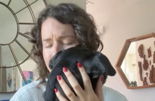 Illustration de l'article : Cette mère d’accueil découvre la raison pour laquelle son protégé à trois pattes est couvert de cicatrices et partage sa peine dans une vidéo