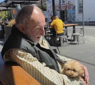 Illustration de l'article : Entre tendresse et câlins, ce Caniche toy redonne le sourire à un homme âgé qui souffrait de solitude (vidéo)