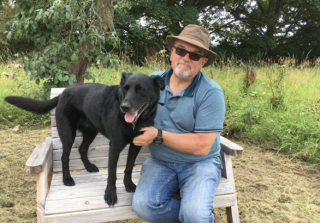 Illustration de l'article : Lors d'une journée à la plage, une chienne manque de s’empoisonner avec un résidu toxique oublié depuis 26 ans avant un sauvetage d'urgence