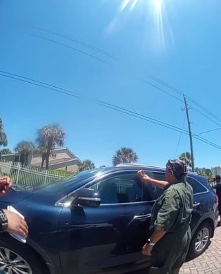 Illustration de l'article : Il part à la plage et laisse son chien dans sa voiture où la température frôle les 50°C, la police intervient à temps pour le sauver