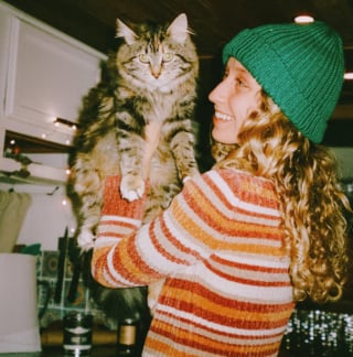 Illustration de l'article : Disparue depuis 45 jours, sa chatte réapparaît soudain sur une caméra, la veille d’un jour très symbolique