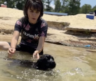 Illustration de l'article : Cette petite femelle Labrador découvre l’eau pour la première fois et sa joie est adorable (vidéo)
