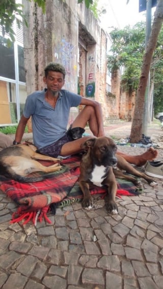 Illustration de l'article : 14 photos montrant le quotidien de chiens des rues et de leurs maîtres sans-abri