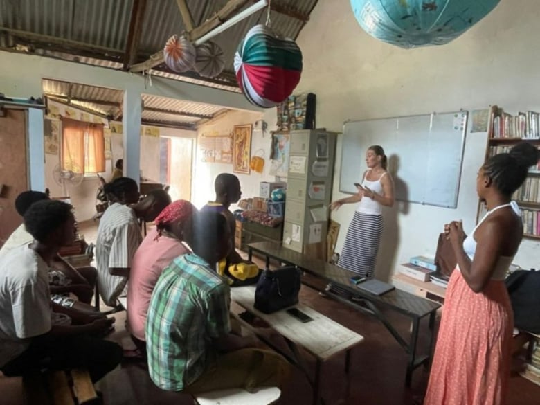 Illustration de l'article : Cette jeune femme fraîchement diplômée part à 9000 km de chez elle pour aider des chiens errants