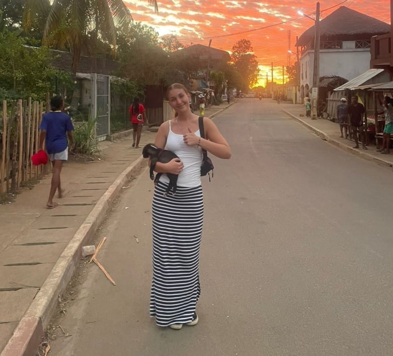 Illustration de l'article : Cette jeune femme fraîchement diplômée part à 9000 km de chez elle pour aider des chiens errants