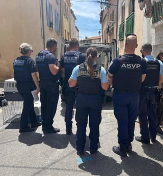 Illustration de l'article : 15 chiens et 5 chats détenus par un couple dans une maison totalement insalubre ont été sauvés par une association
