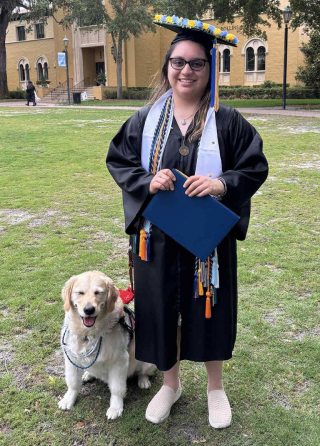 Illustration de l'article : Devant toute la promo de sa maîtresse réunie, cette chienne d’assistance monte sur scène et reçoit un diplôme bien mérité