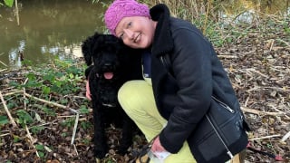 Illustration de l'article : Convaincue que sa fin était proche après être tombée à l’eau, cette femme est sauvée par sa chienne