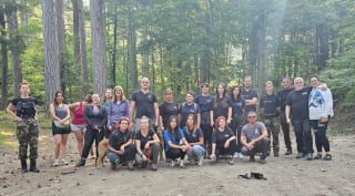 Illustration de l'article : Abandonné avec une muselière et un collier étrangleur en pleine forêt, ce chien a survécu 4 jours avant d’être sauvé par une battue solidaire