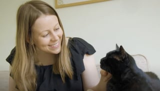 Illustration de l'article : À 17 ans, ce chat offre un réconfort inespéré à une maman touchée par la dépression postnatale (vidéo)