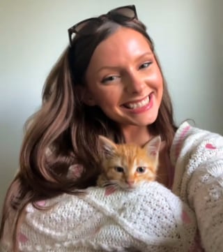 Illustration de l'article : En s'approchant d'un chaton errant assis seul sur le rebord d'une fenêtre, elle comprend qu'elle ne peut repartir sans lui (vidéo)