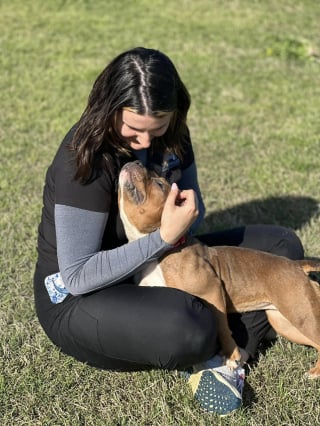 Illustration de l'article : Maltraitée pour avoir mangé de la pizza, cette chienne trouve du réconfort dans une soirée dégustation spécialement organisée pour elle par ses anges gardiens (vidéo)