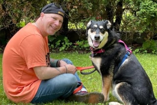 Illustration de l'article : Un homme au grand coeur fait tout pour sortir cette chienne incomprise du refuge, allant jusqu’à acheter une maison