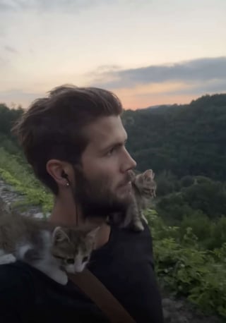 Illustration de l'article : Après le passage d’une tempête, il trouve 2 chatons trempés et craintifs qui deviennent ses fidèles compagnons d’aventures