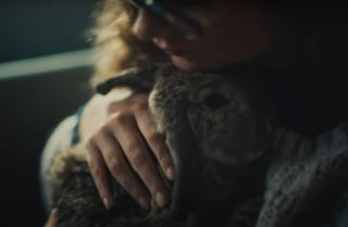 Illustration de l'article : Avec le spot « Tu n’abandonnes jamais », la SPA dit merci aux maîtres qui restent aux côtés de leur animal jusqu'au bout