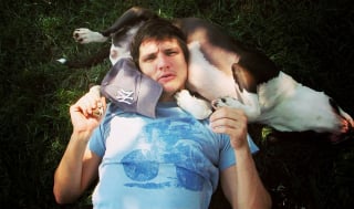 Illustration de l'article : Pedro Pascal, l'acteur de The Last of Us, raconte comment sa chienne l’a aidé à tenir le coup quand il n’avait plus rien