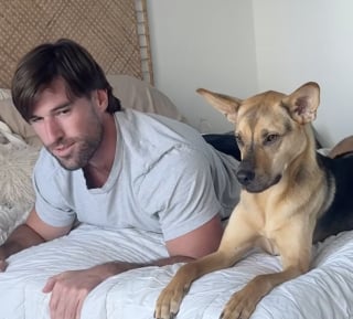 Illustration de l'article : Ce propriétaire tente d’imiter les moindres faits et gestes de son chien, mais doit faire face à sa mine perplexe voire déconcertée (vidéo)