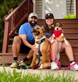 Illustration de l'article : Poignardée 14 fois, cette chienne refuse de cesser d’aimer et trouve enfin une famille qui la chérit