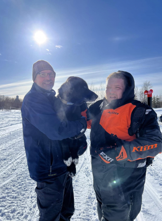 Illustration de l'article : Un chien errant seul dans la neige mobilise un groupe de bons samaritains et se sent enfin "prêt à être aidé" après 5 jours de cavale