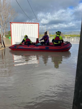 Illustration de l'article : L’eau monte dangereusement, bénévoles et pompiers s'engagent dans une course contre la montre pour évacuer 16 chiens piégés dans un refuge inondé