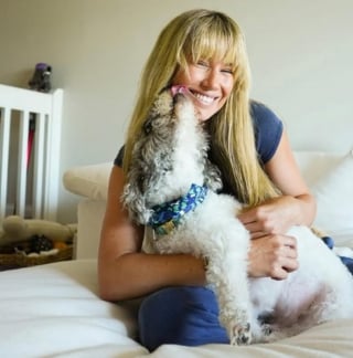 Illustration de l'article : Une championne de tennis sauve un chien découvert blessé sur la route et lui promet une vie heureuse à ses côtés