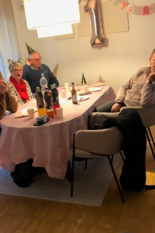 Illustration de l'article : Elle craint de ne pas être prise au sérieux en conviant ses proches à l'anniversaire de son chat mais leur réponse l'émeut et amuse (vidéo)