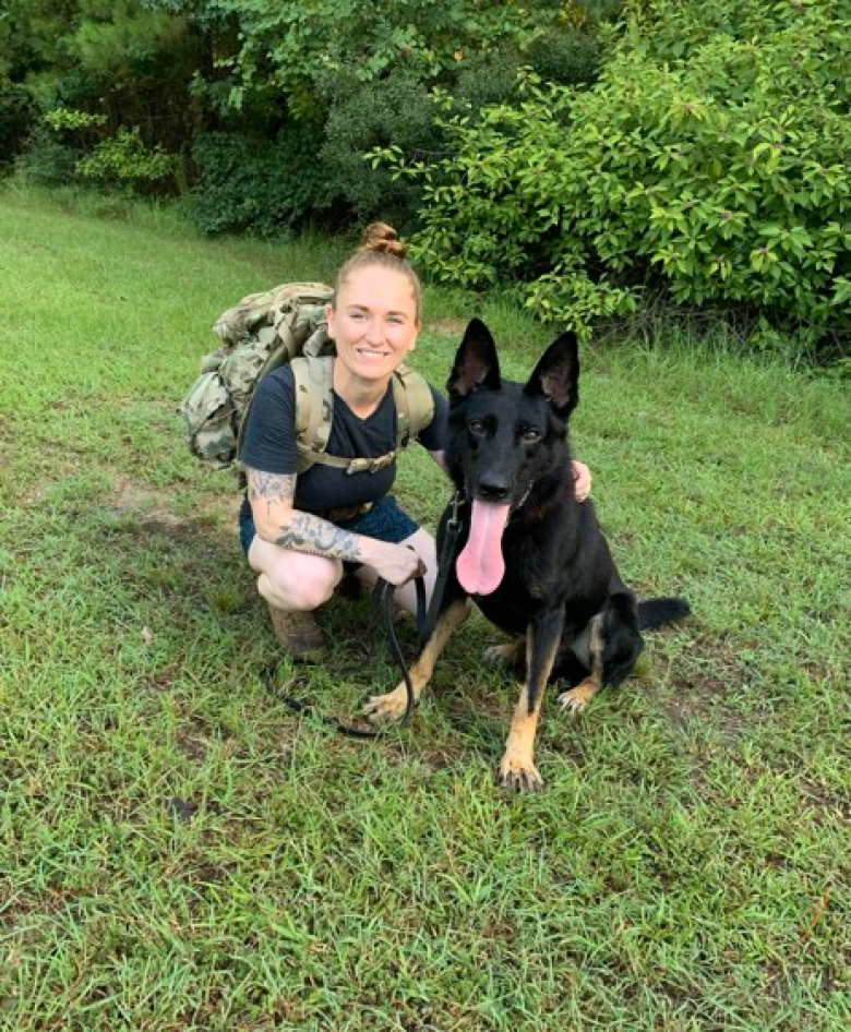 Illustration de l'article : Après 4 années de séparation, une militaire et son chien se retrouvent pour ne plus se quitter (vidéo)